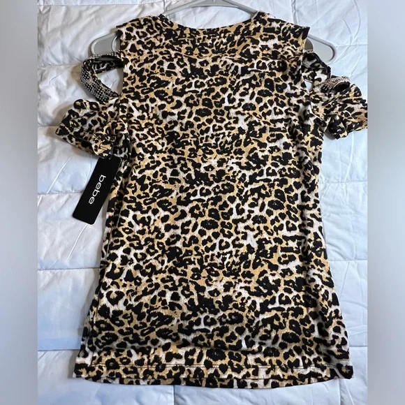 NWT Bebe fitted cut out shoulder crew neck top. Women’s S. Rhinestone design - Picture 2 of 7